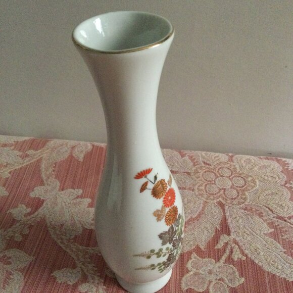 Beautiful porcelain vase floral 8" made in Taiwan - Picture 4 of 7